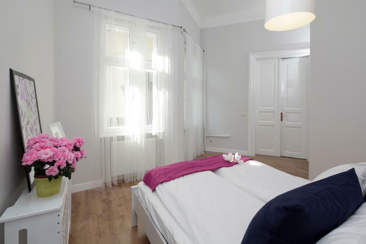 Apartman Urban Haven - 3 Beds, 3 Baths, Free Parking, Near Market *