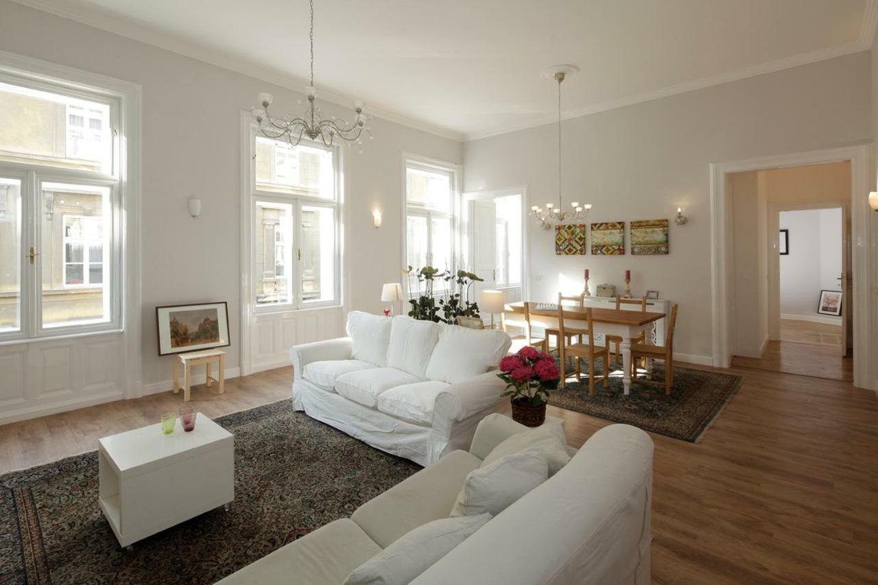 Urban Haven - 3 Beds, 3 Baths, Free Parking, Near Market Appartement Budapest